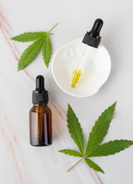 Assortiment de bouteilles d'huile de cannabis naturel
