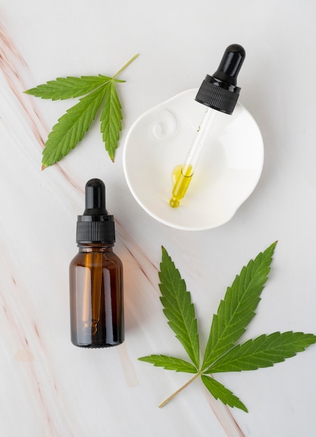 Assortiment de bouteilles d'huile de cannabis naturel