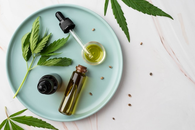 Photo gratuite assortiment de bouteilles d'huile de cannabis