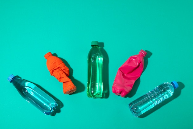Photo gratuite assortiment de bouteilles en plastique vue de dessus