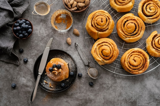 Photo gratuite assortiment de brioches à la cannelle vue de dessus