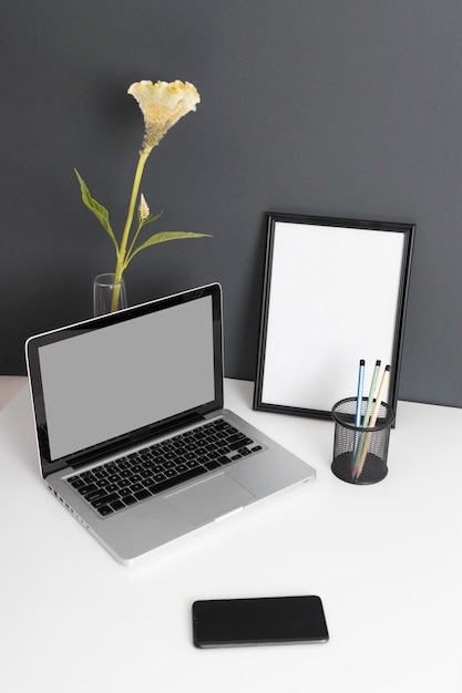 Photo gratuite assortiment de bureau d'affaires minimaliste