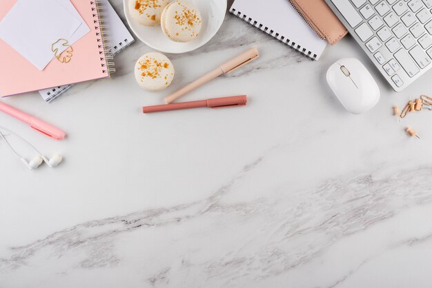 Assortiment de bureau élégant avec macarons