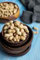 Photo gratuite assortiment de cacahuètes avec coques