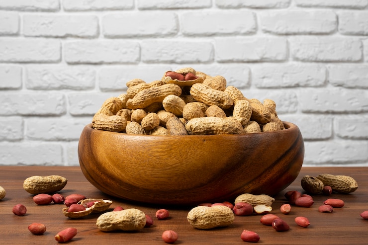 Photo gratuit assortiment de cacahuètes avec coques
