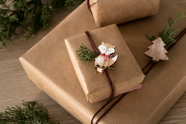 Assortiment de cadeaux emballés de Noël de nature morte festive