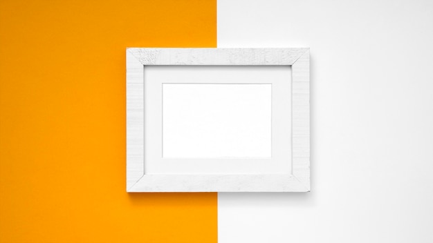 Photo gratuite assortiment de cadre vide blanc sur mur