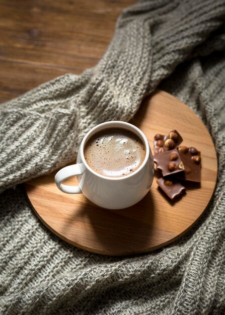 Assortiment de café et de chocolat à angle élevé sur planche de bois