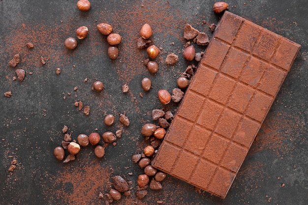 Assortiment de chocolats à plat sur fond sombre