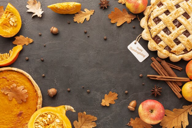 Assortiment ci-dessus avec tarte savoureuse et feuilles