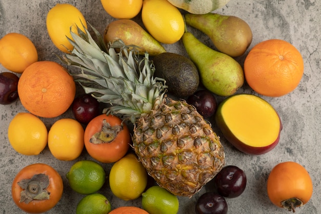 Assortiment de composition de fruits mûrs frais sur une surface en marbre.