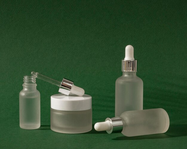 Assortiment de compte-gouttes d'huile pour la peau et de récipients pour crème pour le visage