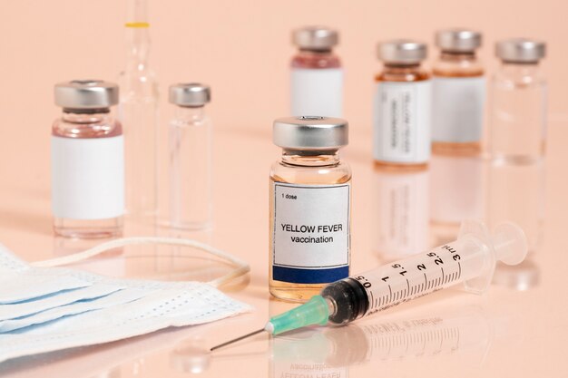 Assortiment de concept de vaccin contre la fièvre jaune