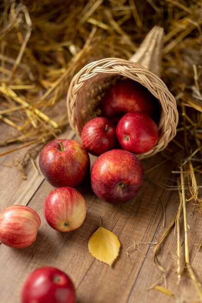 Assortiment de corne d'abondance festive avec de délicieux fruits