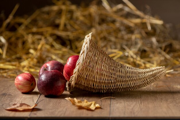 Assortiment de corne d'abondance festive avec de délicieux fruits