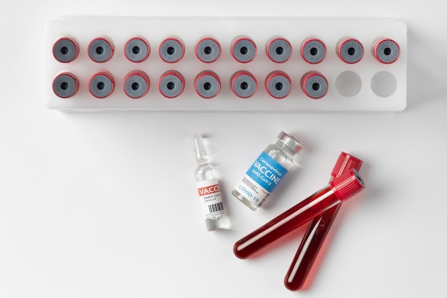 Assortiment de coronavirus avec échantillons de sang et vaccin