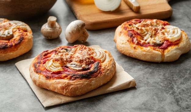 Photo gratuite assortiment créatif avec de délicieuses pizzas