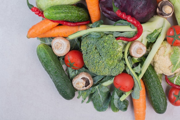 Assortiment de crudités sur une surface blanche