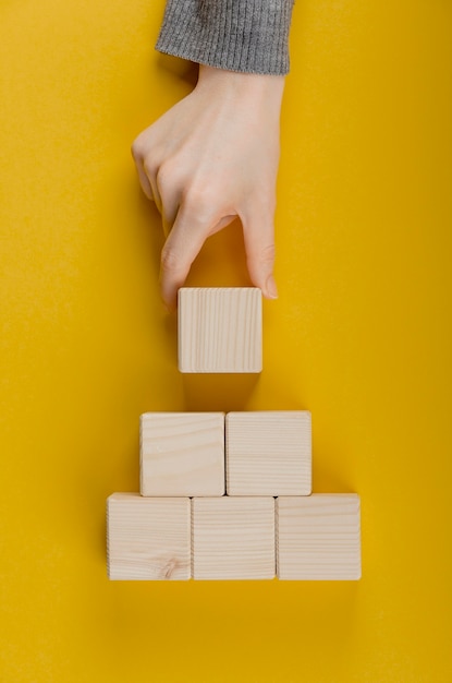 Assortiment de cubes en bois vierges