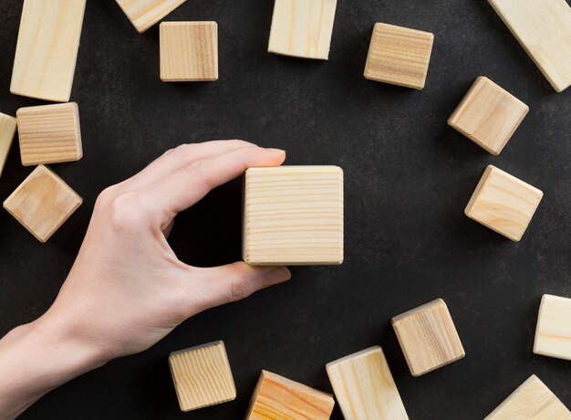 Assortiment de cubes en bois vierges