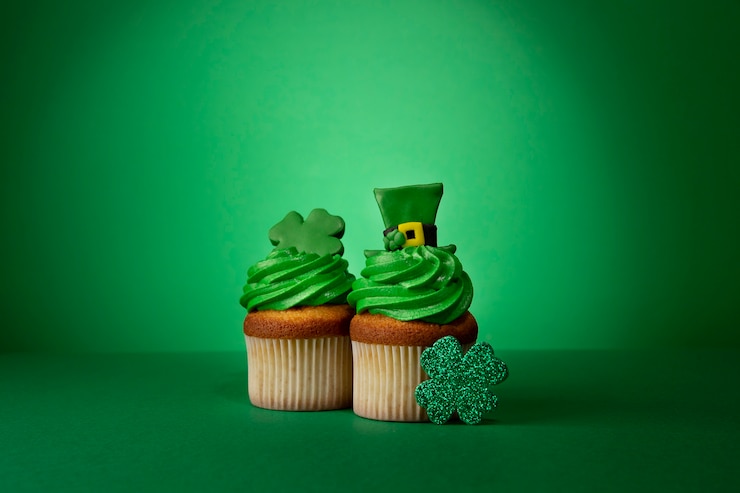 Photo gratuit assortiment de cupcakes de la saint-patrick