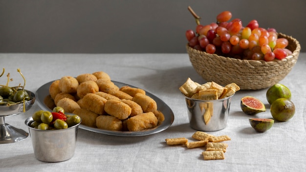 Photo gratuite assortiment de délicieuses croquettes espagnoles