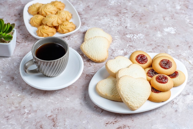 Assortiment de délicieux biscuits frais.