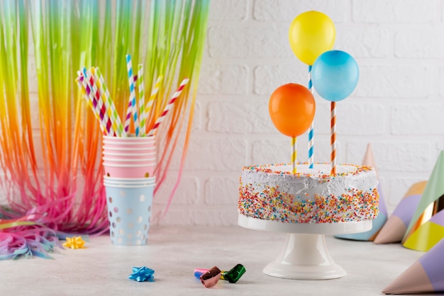 Photo gratuite assortiment de délicieux gâteaux et ballons