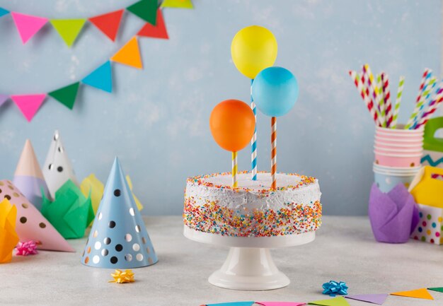 Assortiment de délicieux gâteaux et ballons