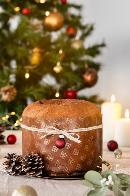 Assortiment de délicieux panettone nature morte