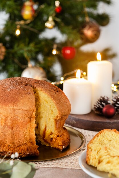 Assortiment de délicieux panettone nature morte