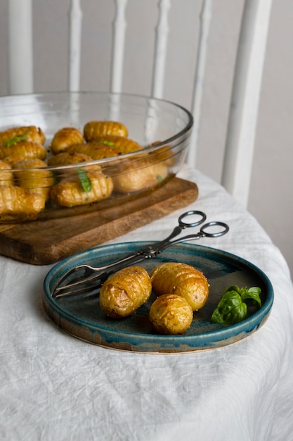 Assortiment d'un délicieux repas sain sur la table