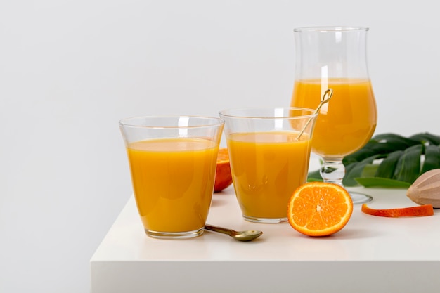 Assortiment de délicieux smoothies à l'orange