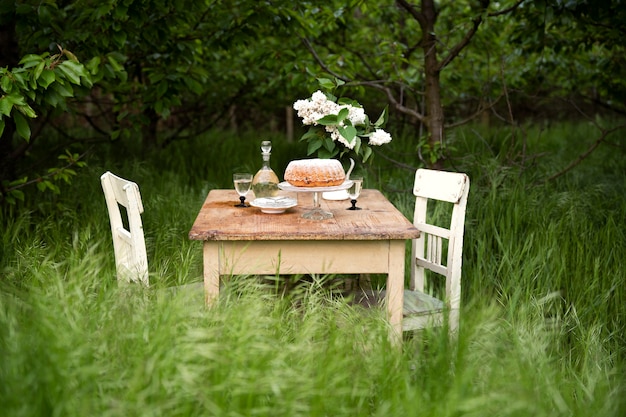 Assortiment de desserts et fleurs sur table