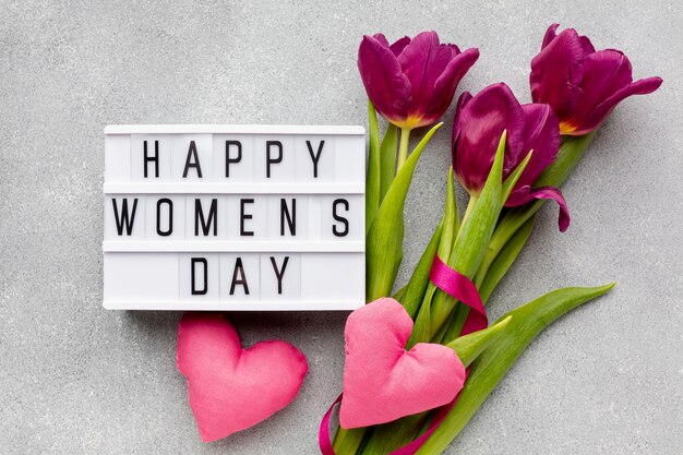 Assortiment du 8 mars avec lettrage Happy Women Day