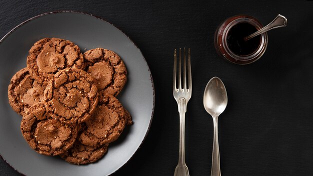 Photo gratuite assortiment d'éléments de boulangerie sucrés avec espace copie