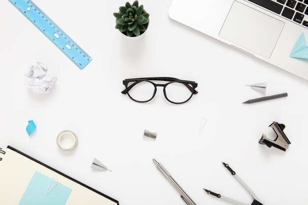 Assortiment d'éléments de bureau sur fond blanc