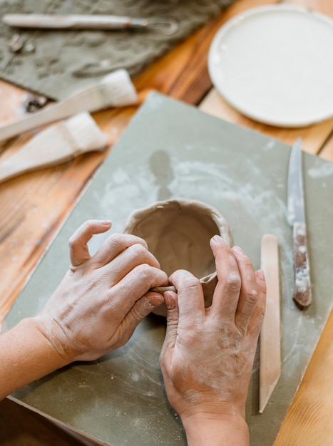 Assortiment d'éléments de poterie en atelier