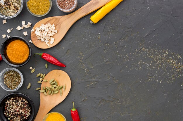 Assortiment d'épices et d'herbes sur un fond d'espace de copie gris