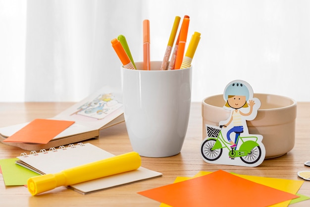 Assortiment d'espace de travail avec stylos