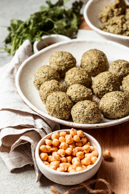 Photo gratuite assortiment de falafels et pois chiches high angle