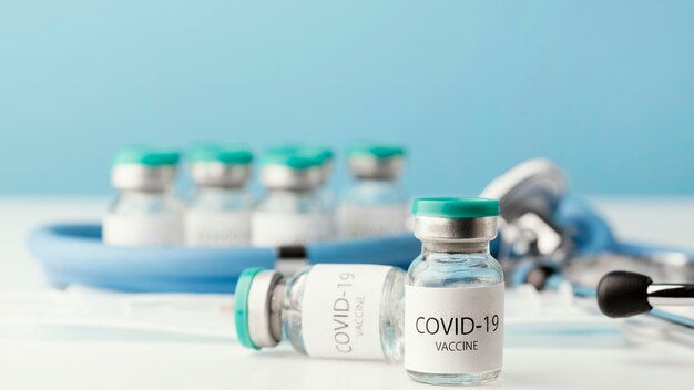 Assortiment avec flacon de vaccin contre le coronavirus