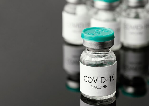 Photo gratuite assortiment de flacons de vaccin contre le coronavirus