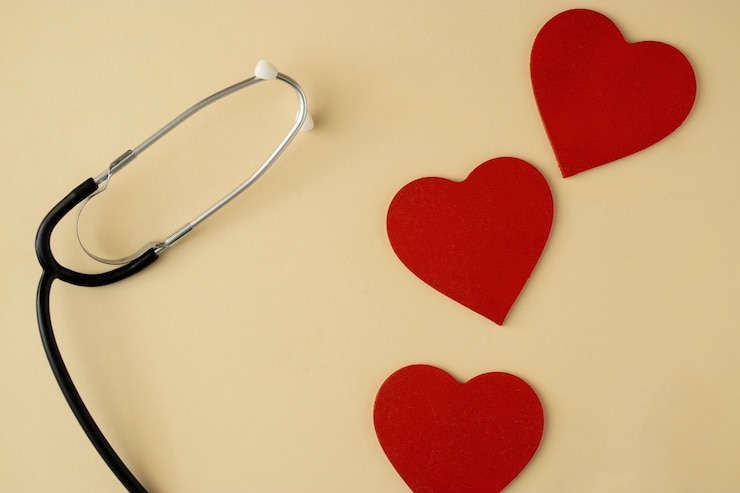 Photo gratuit assortiment forme de coeur et stéthoscope