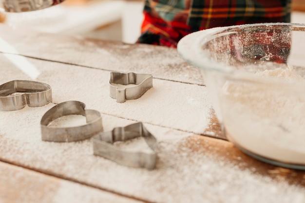 Assortiment de formes de biscuits de Noël et de farine