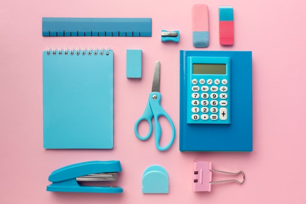 Assortiment de fournitures scolaires à plat