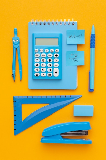 Assortiment de fournitures scolaires vue de dessus