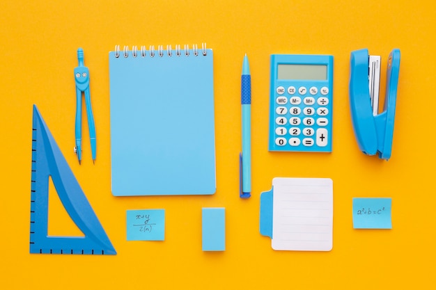 Assortiment de fournitures scolaires vue de dessus
