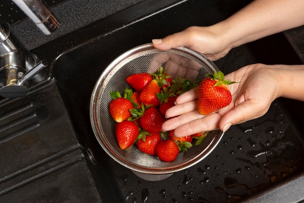 Assortiment de fraises en cours de lavage