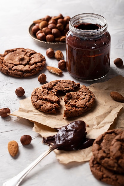 Assortiment de friandises au chocolat grand angle